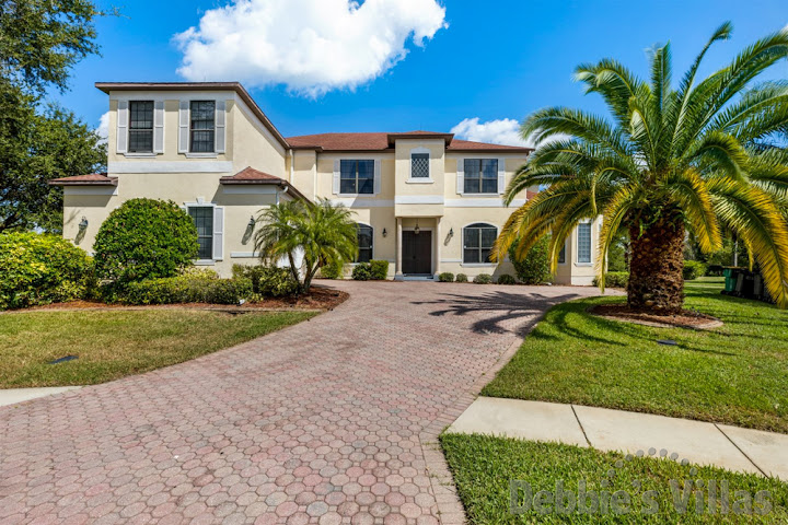 Orlando villa, close to Disney, gated Kissimmee community, home cinema, games room, private pool