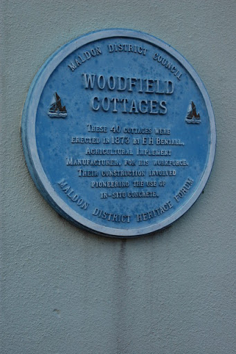 This is on the end wall of the first cottage in the central row of three (40 cottages in all). The plaque has been erected by Maldon District Council and Maldon District Heritage Forum. It reads:...