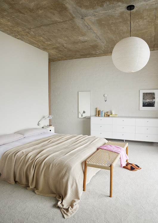 Luxuriously minimalist, the main bedroom features a beautiful marble-clad storage unit designed by Van Zyl in collaboration with Meyer von Wielligh.