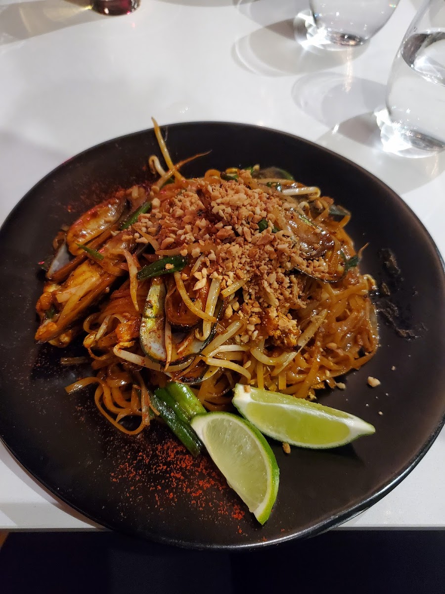 Pad thai with mussels