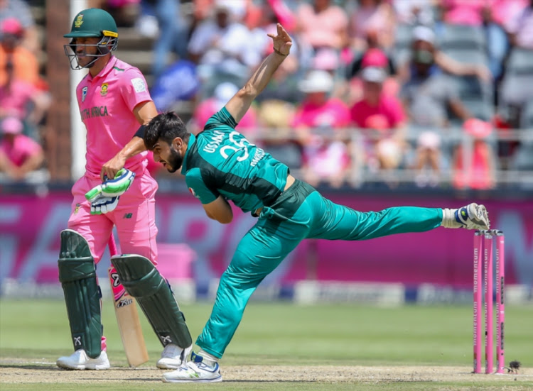 Usman Khan Shinwari of Pakistan bowling during the during the 4th Momentum One Day International match between South Africa and Pakistan at Bidvest Wanderers Stadium on January 27, 2019 in Johannesburg, South Africa.