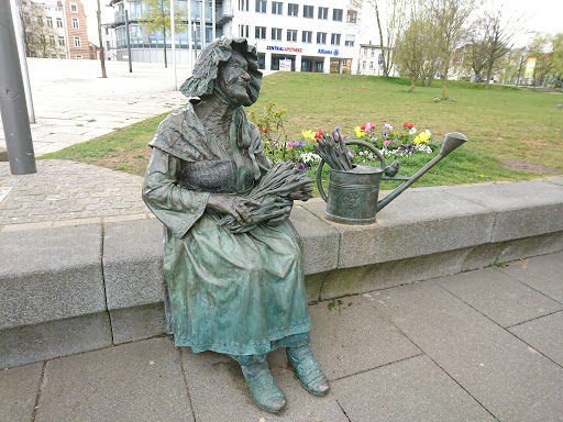 Schwerin, Bertha Klingberg Statue