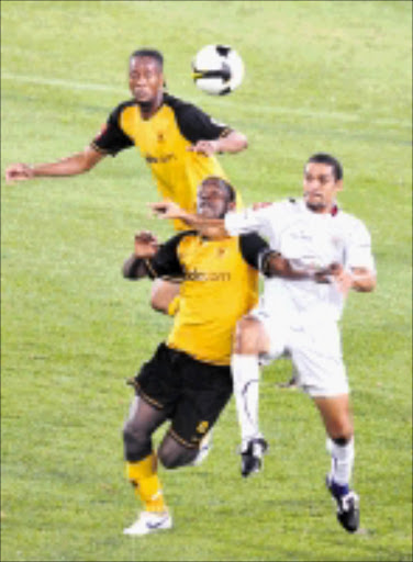 HANDS OFF: Tinashe Nengomasha of Kaizer Chiefs, left, and SuperSport United's Brent Carelse tussle for the ball. 28/02/09. Pic. Lefty Shivambu. © Gallo Images.