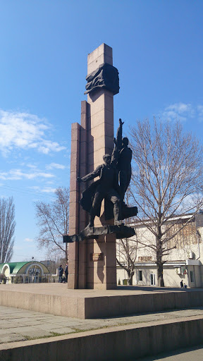 Монумент Комсомольцям