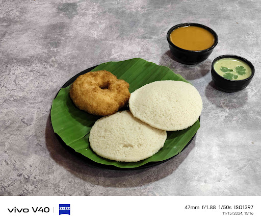 Idli [2 Pieces] And Vada [1 Piece]