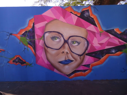 Arte Urbana - Moça De Óculos