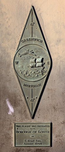 Detail of the plaque mounted on the wall of Milano's take away. TF3387 : Greenwich Meridian, Louth It says: THIS PLAQUE WAS PRESENTED TO THE BOROUGH OF LOUTH BY E. KEMP ESQ. AUGUST 1948   ©...