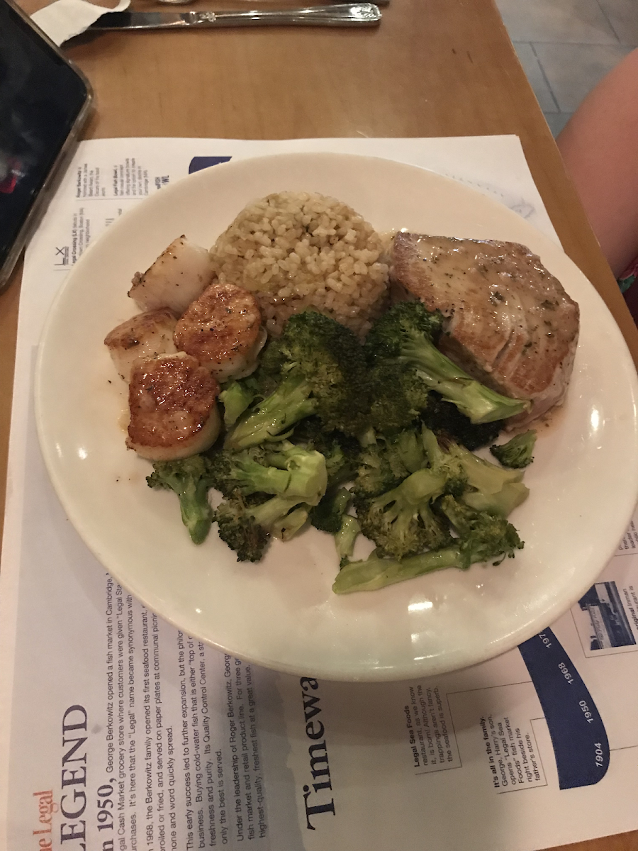 Seared tuna with scallops, broccoli and garlic brown rice!  AH-mazing!