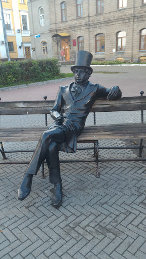 Фигура Пушкина около Театра оп