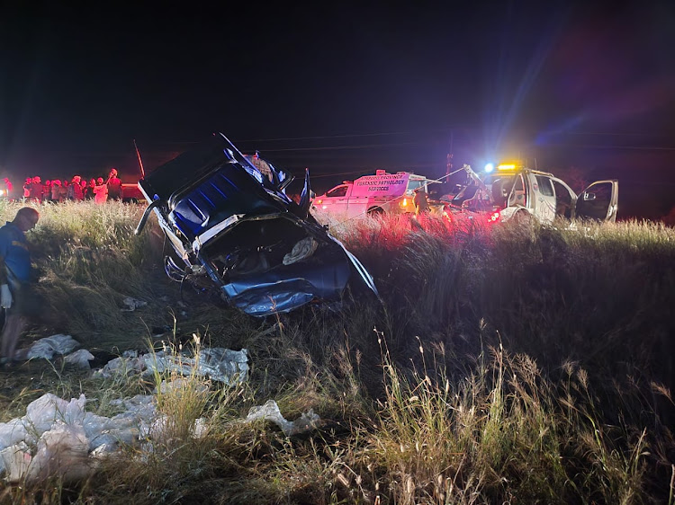 Six people were killed in a head-on collision between an Isuzu loading van and a Ford Sedan on the R518 road in Lephalale in Waterberg District on Saturday night.