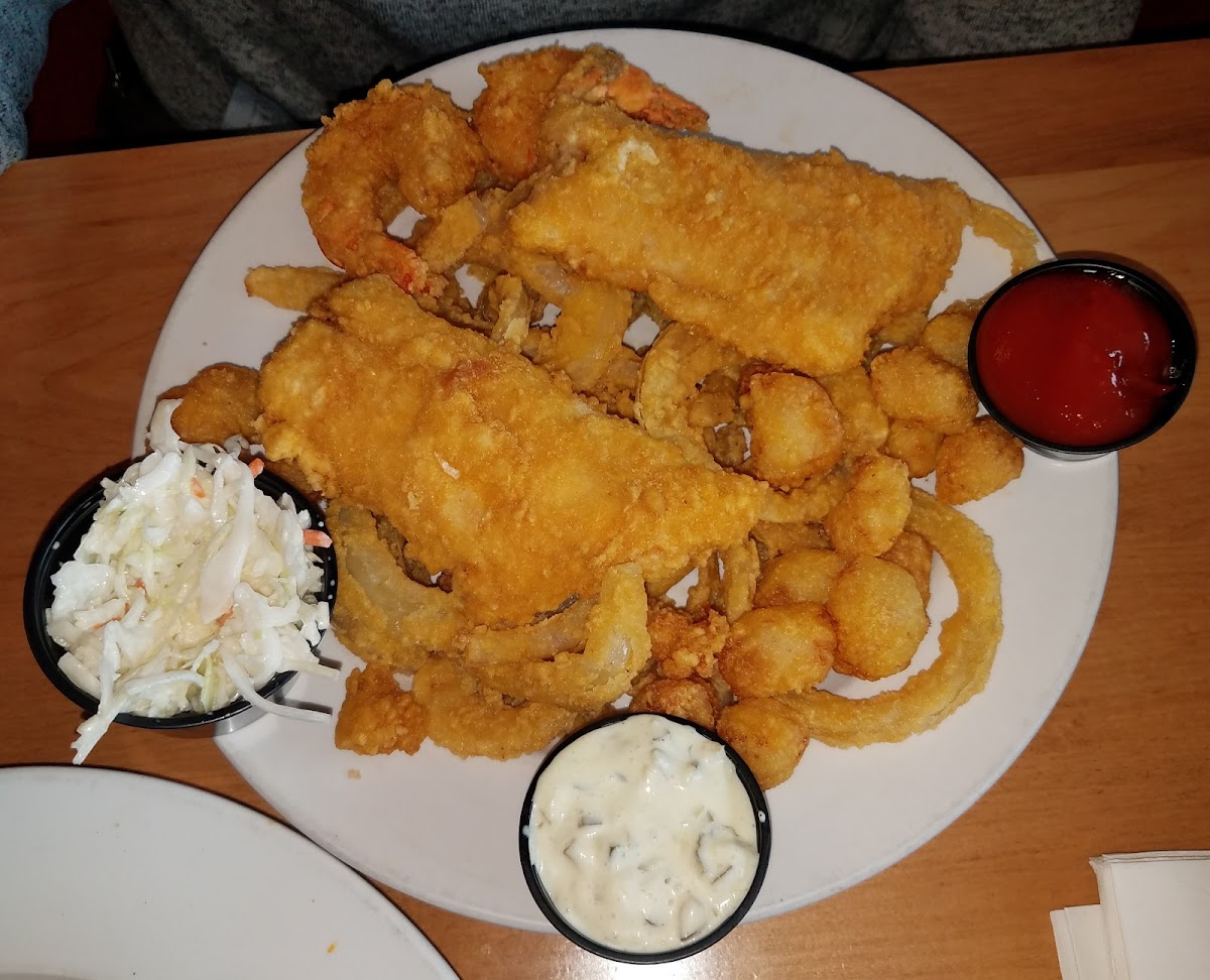 Fisherman platter with onion rings