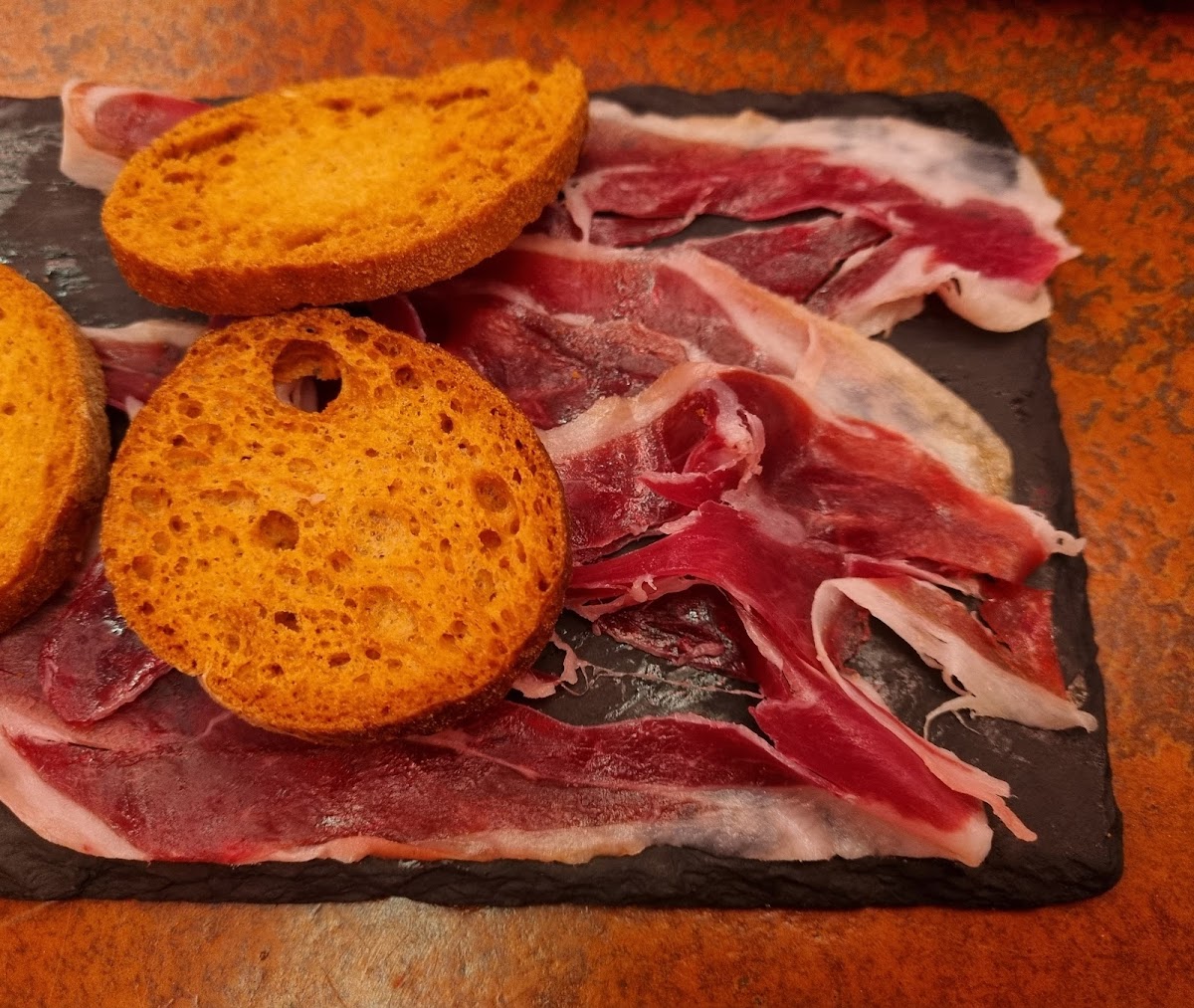 Jamón ibérico con tostas