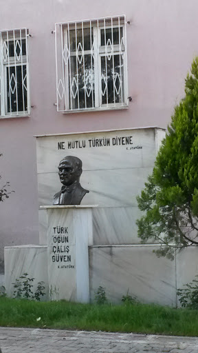 Atatürk Statue