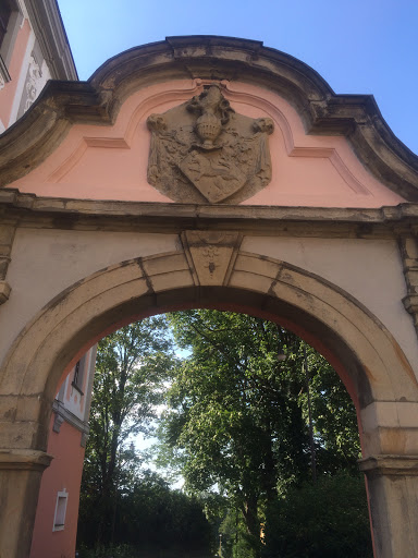 Barokní brána s erbem Žerotínů
