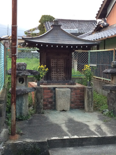 祠 Small Shrine