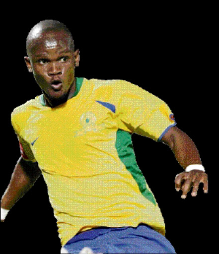 Siboniso Gaxa of Mamelodi Sundowns passes the ball to Katlego Mphela in front of Amazulu keeper Kalililo Kakonje. Mphela scored the first goal against Amazulu during the ABSA Premiership at Super Stadium in Atteridgeville Pretoria. PICTURE: SYDNEY SESHIBEDI 22/10/2008