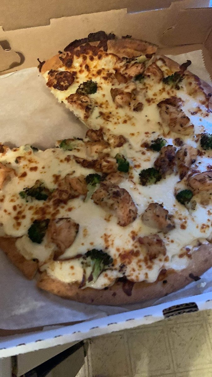 Chicken broccoli alfredo pizza