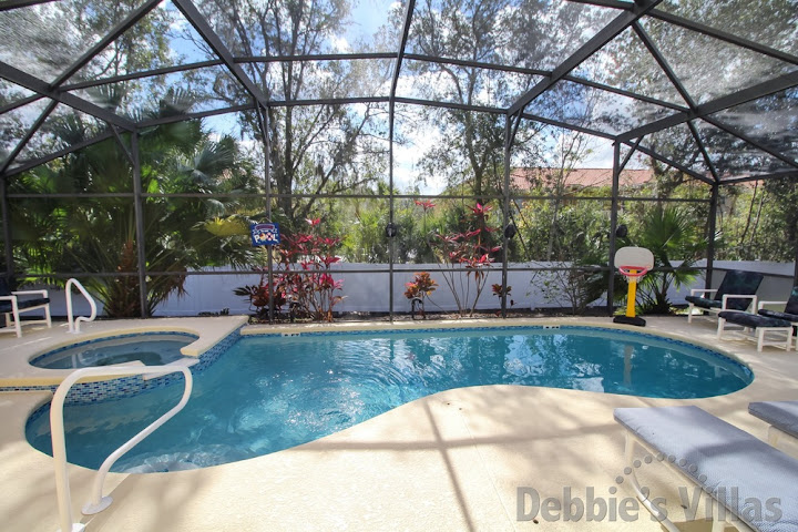 No rear neighbours around the south-facing pool and spa of this Kissimmee vacation villa