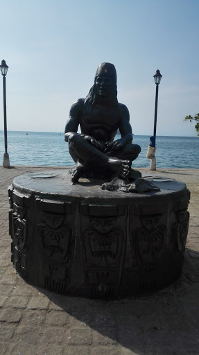 estatua de indígena tayrona en el camellón