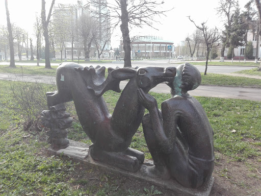 Скульптура Людина і олень