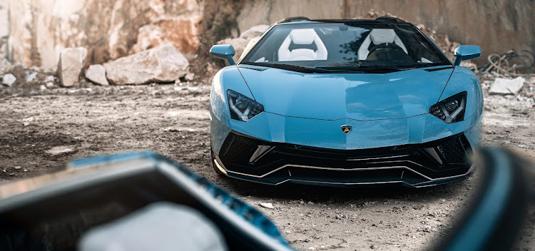 The final Ultimae maintains the innovative design and powerful performance of the Aventador while paying tribute to the past with details and elements that emulate the Miura.
