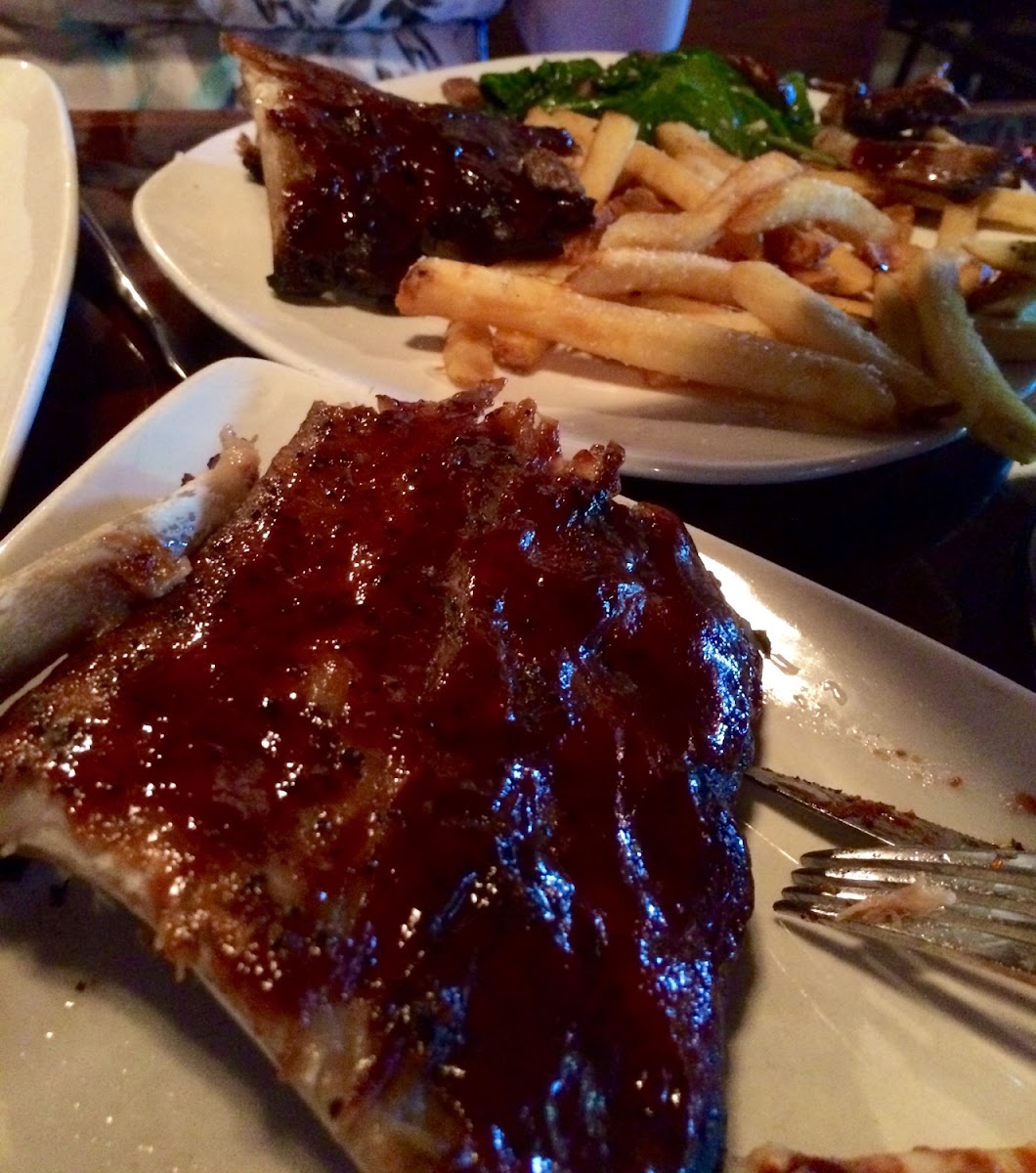 Spare ribs with truffle fries and sautéed spinach and mushrooms