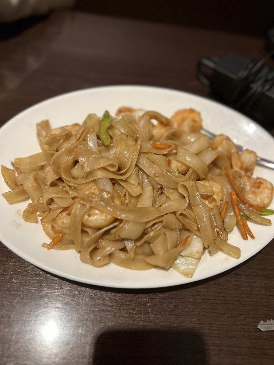 GF Lo Mein! Not on the menu but they made it with replacement ingredients! 🫶🏻