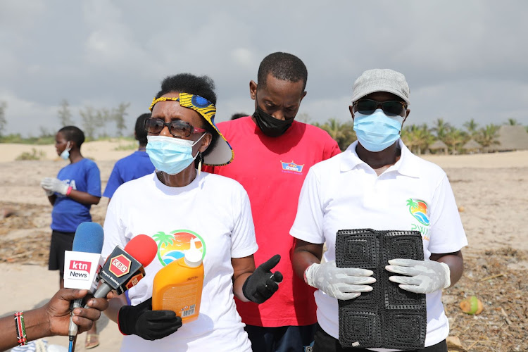 Kate Mwikali chairperson Proggress Welfare Association of Malindi with Malindi rotary club president Conrad Masinde and Maureen Awuor the GM Ocean beach resort addressing journalists after the clean up