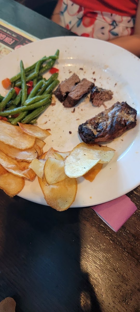 Steak, chips, and green beans.