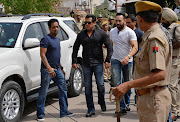 Bollywood actor Salman Khan (2nd L) arrives at a court in Jodhpur in the western state of Rajasthan, India, April 5, 2018. 