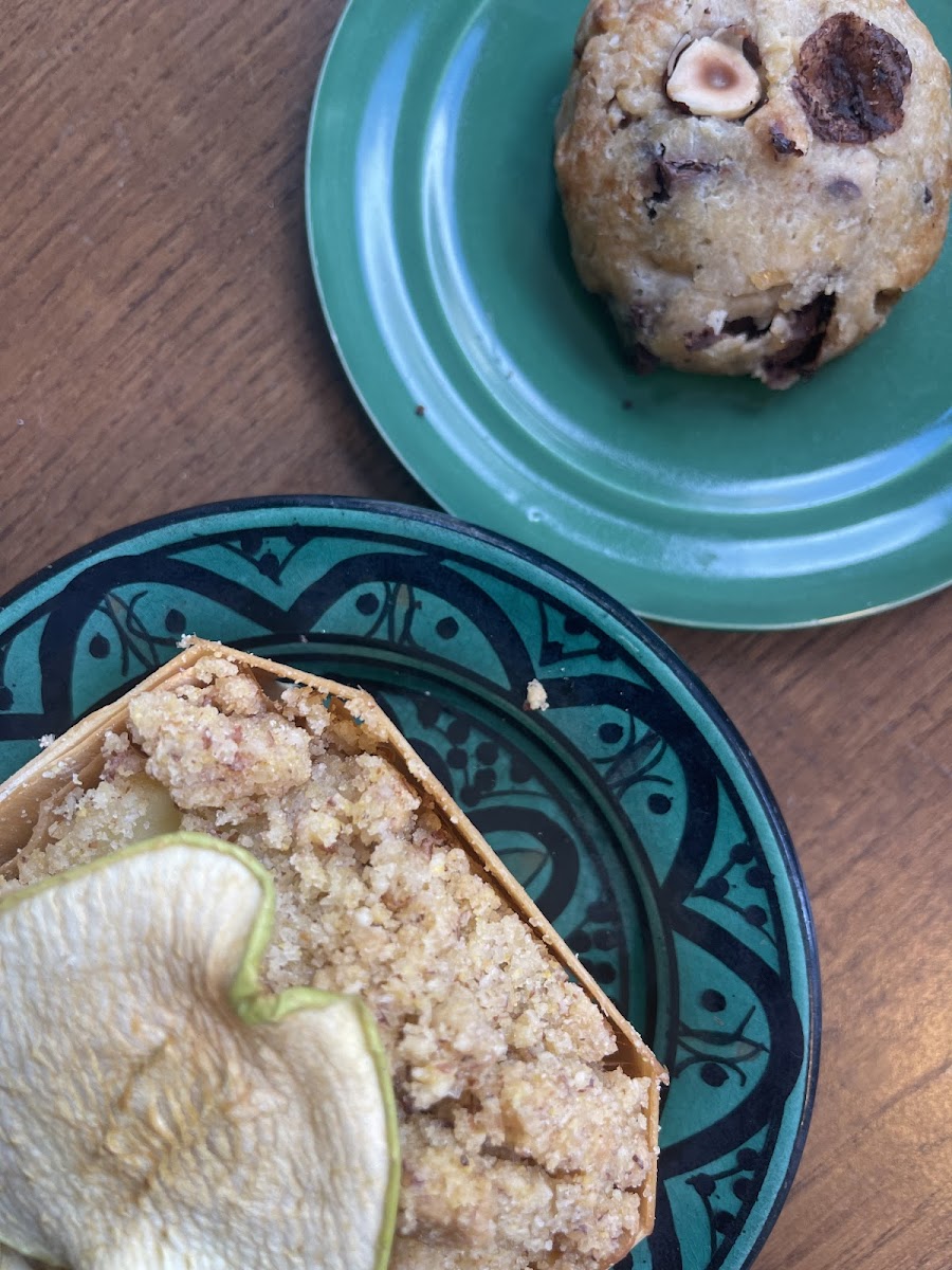 Apple crumble and chcolate chip cookie