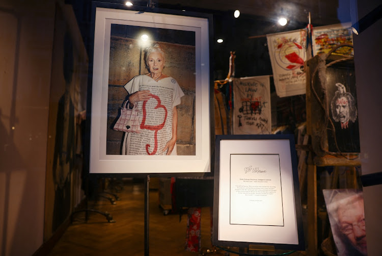 A eulogy and photograph is displayed in the window of the flagship Vivienne Westwood store in Mayfair, following the announcement of the British fashion designer's death in London, Britain, on December 30 2022. HENRY NICHOLLS/REUTERS
