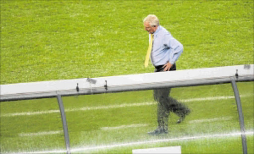 CONCERNED: Gordon Igesund looks dejected after Saturday's game. photo: veli nhlapo