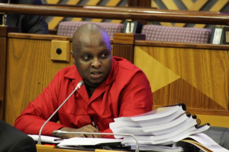 The Daily Maverick report that Floyd Shivambu’s younger brother Brian funnelled R10m into Floyd’s personal bank account.