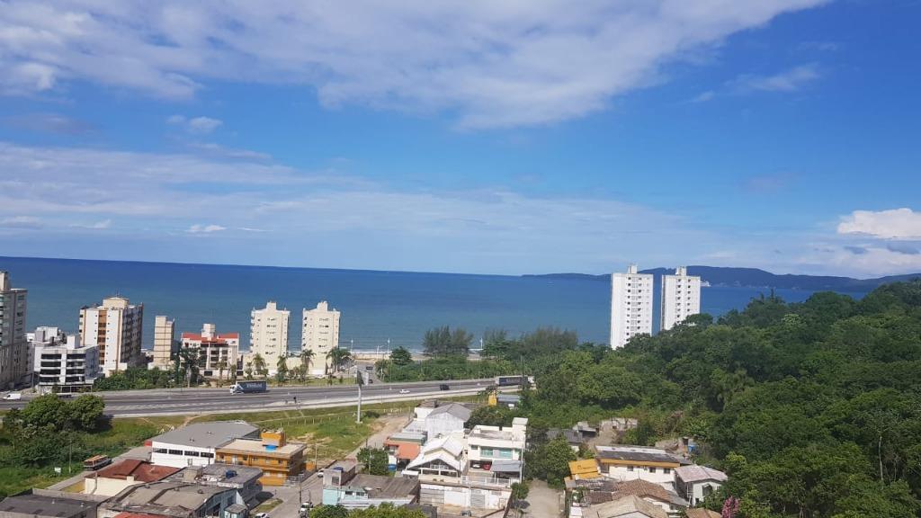 Apto com 2 dormitórios sendo 1 suite,sala,cozinha,lavanderia,sacada com churrasqueira,1 vaga de garagem, vista mar.  piscina adulto e infantil,Salão d