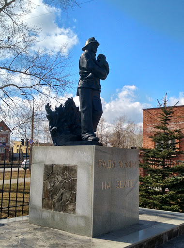 Памятник Пожарному Спасателю