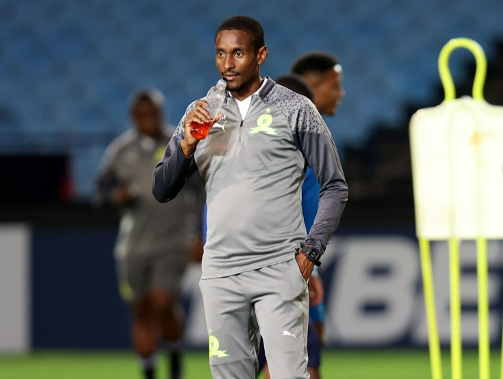 Mamelodi Sundowns coach Rulani Mokwena overseeing training at Loftus before their CAF Champions League semifinal second leg against Esperance.