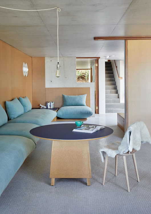 Due to the linear nature of the indoor living space, built-in lounge seating was the obvious choice, and was designed by Pienaar “to allow for afternoon naps and reading” while on holiday.