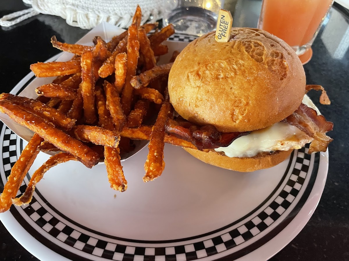 Bbq burger with sweet potato fries