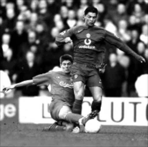 NO BROADCAST: Liverpool captain Steven Gerrard, left, fights for the ball with Manchester United's striker Cristiano Ronaldo during their Premiership match recently. © Unknown.