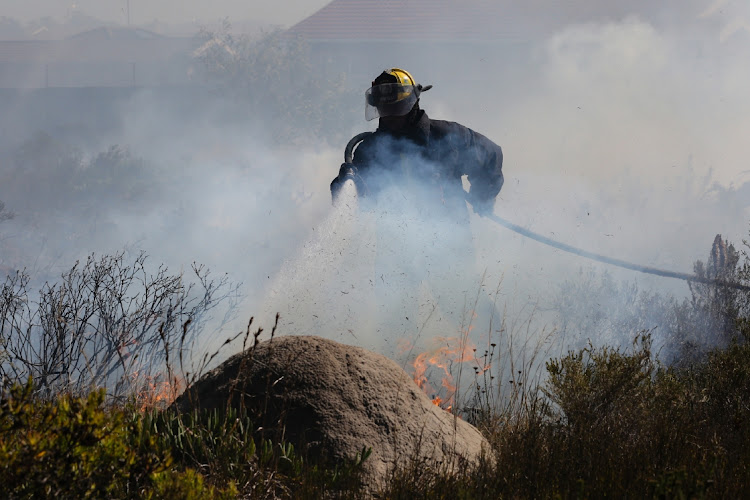 Cautionary notice was issued on Friday as wind fans smoke from Germiston landfill site fire File photo.