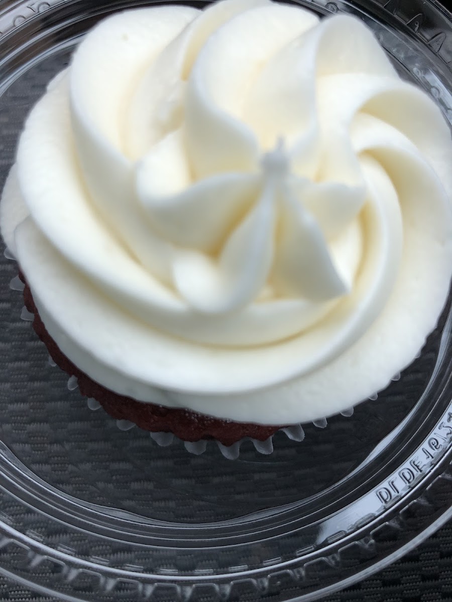 Red velvet cupcake with cream cheese frosting 🧁