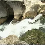 Beautiful stream between rocks Apk
