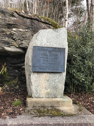 Minnestein på Hatlestrand U-huset 1940-1945