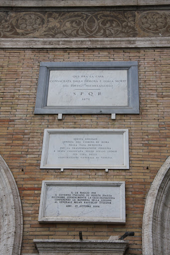 Apologies for the poor translation. Top plaque reads 'Qui era La Casa  Consacrata dalla dimora e dalla morte  del divino Michelangelo SPQR 1871' Translated by google as 'Here was La Casa...