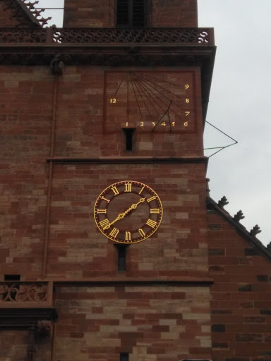 Horloge et cadran solaire sur 