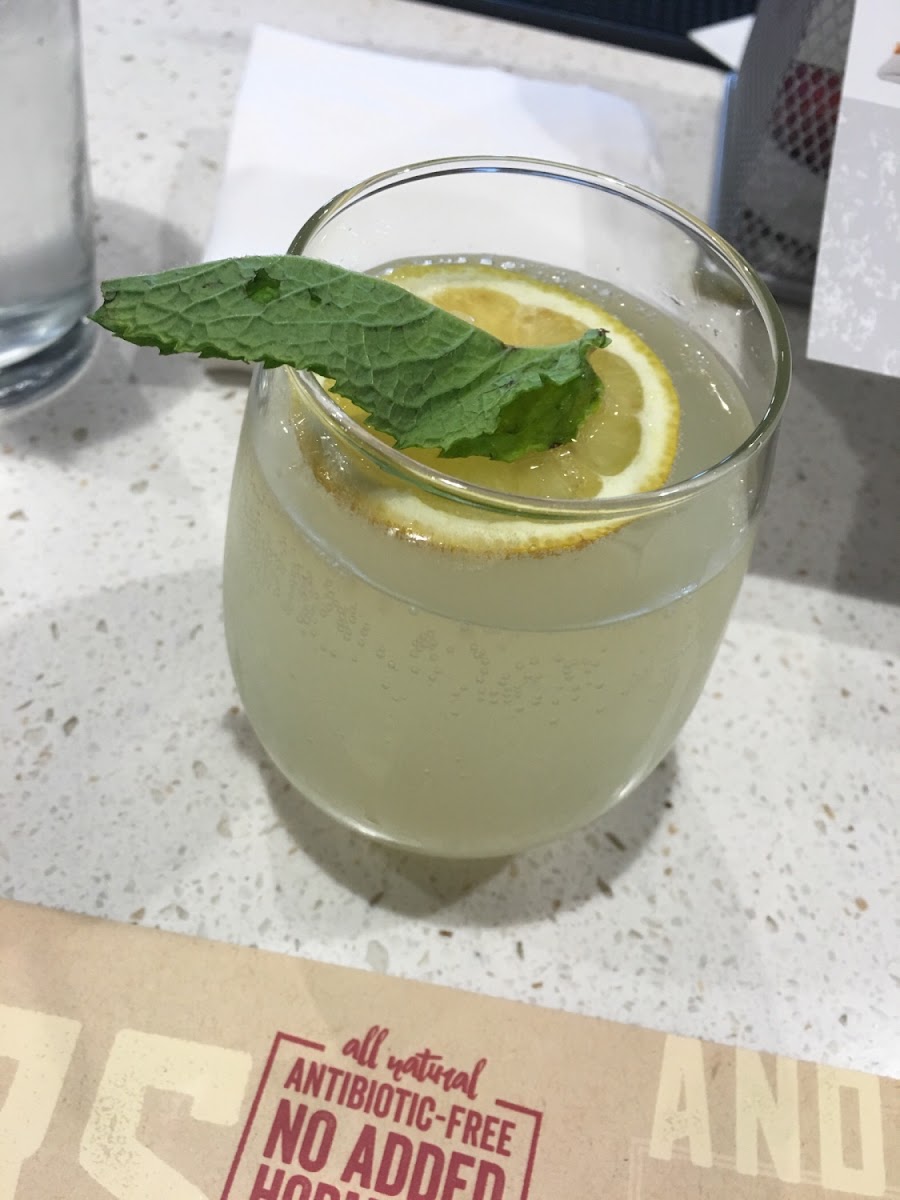 Prosecco lemonade cocktail