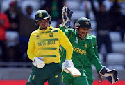 Pakistan's wicketkeeper Sarfraz Ahmed (R) celebrates the dismissal of South Africa's Quinton de Kock lbw for 33 runs during the ICC Champions trophy match between Pakistan and South Africa at Edgbaston in Birmingham on June 7, 2017.