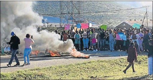 BOILING POINT: Pupils, parents and teachers from Imvusiswano Primary School march to the education office in Fort Beaufort