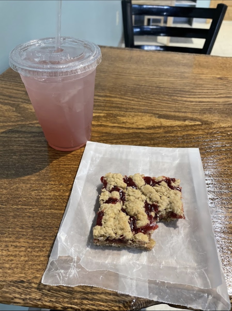 Raspberry oat bar & raspberry lemonade